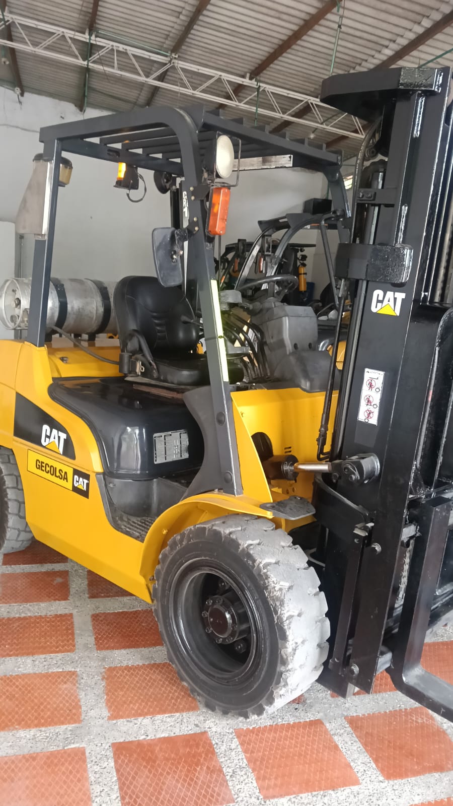 Montacargas Caterpillar GP30NM usado de 3 toneladas, dual GLP/gasolina, en YOTA Montacargas Barranquilla
