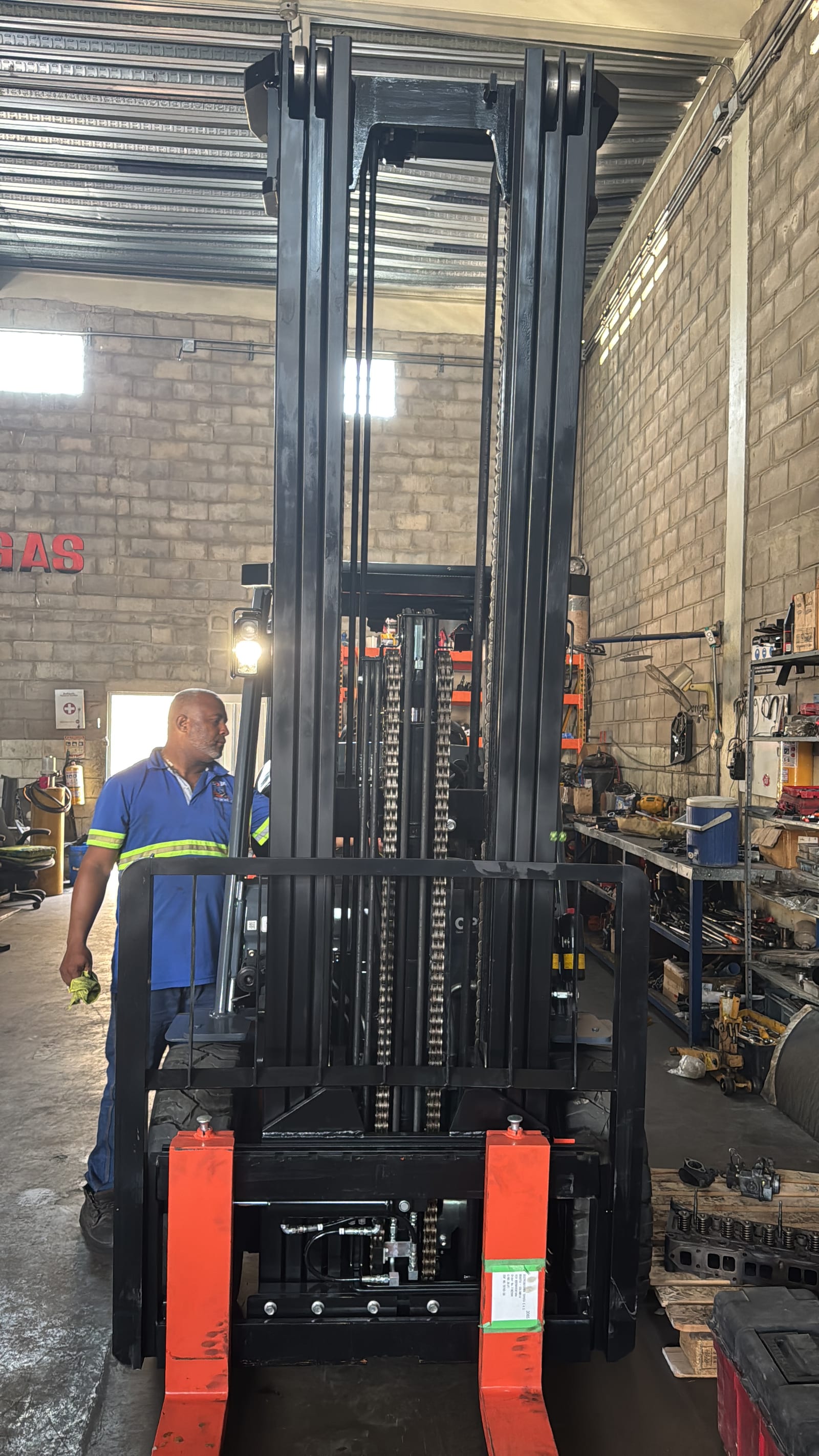 Montacargas Secsun FG30 usado de 3 toneladas con mástil triple, en el taller de YOTA Montacargas, Barranquilla