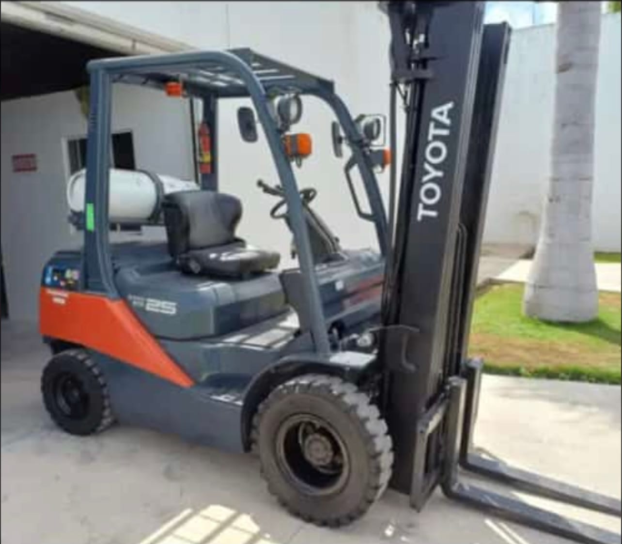 Montacargas Toyota 32-8FG25 usado de 2.5 toneladas a GLP, naranja, en YOTA Montacargas Barranquilla