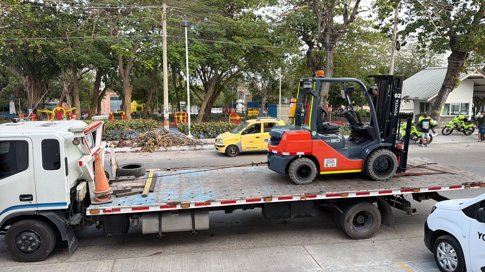 Montacargas Toyota 62-8FD30 usado de 3 toneladas diésel, naranja, en Barranquilla — YOTA Montacargas