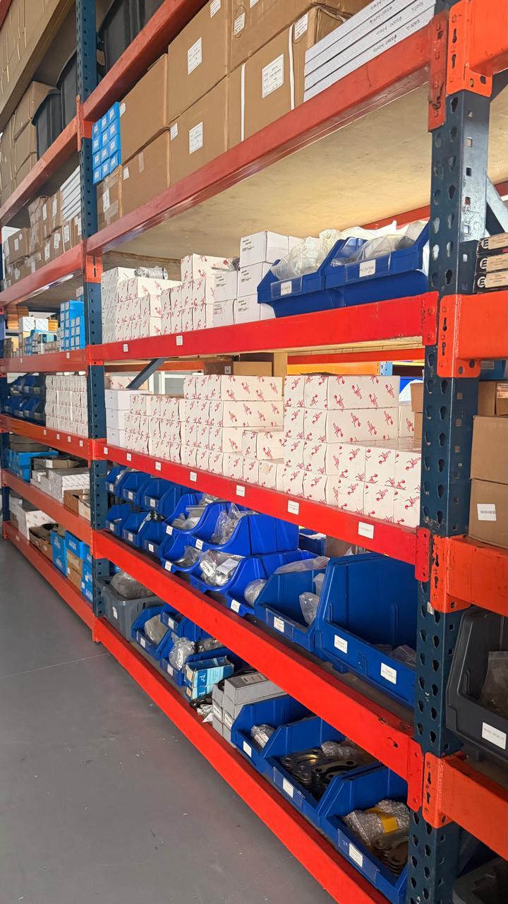 Bodega de repuestos para montacargas de YOTA en Barranquilla, con estantería de piezas organizadas por sistema