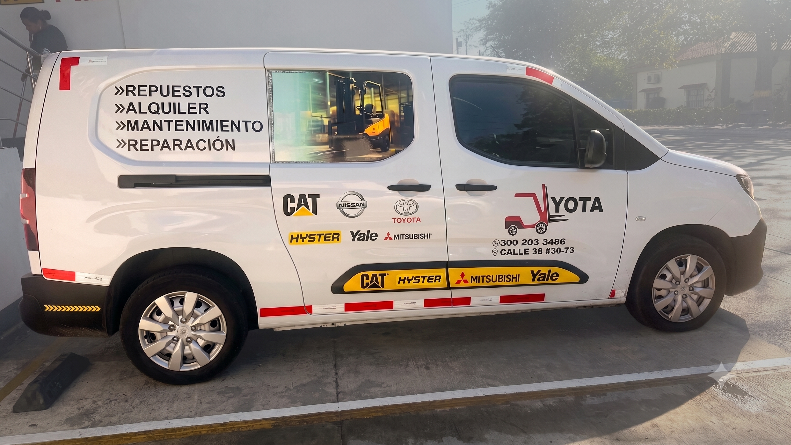 Vehículo del taller móvil de YOTA Montacargas rotulado con repuestos, alquiler, mantenimiento y reparación